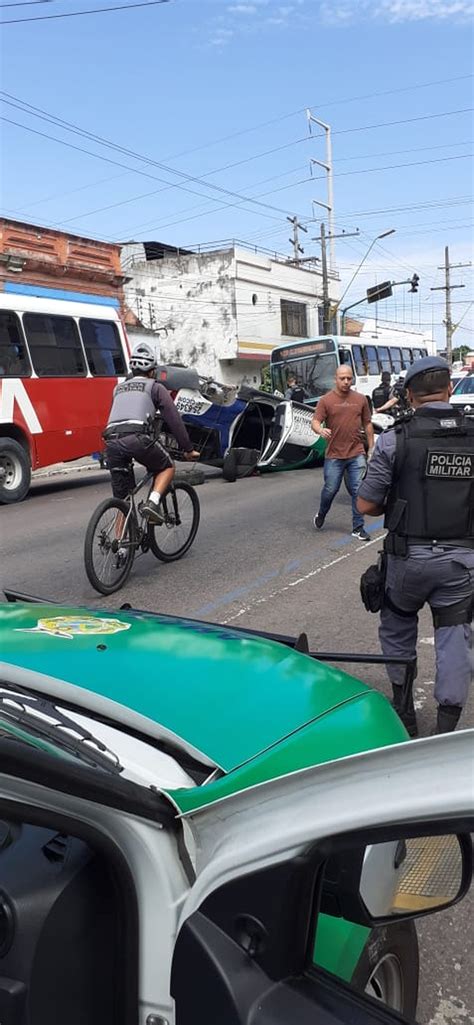 Policiais militares ficam feridos após viatura capotar durante