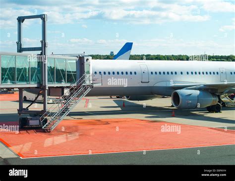 Jet bridge from an airport terminal gate Stock Photo - Alamy