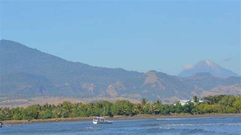 Keindahan Alam Pulau Flores Di Jalur Pantai Selatan Tak Kalah Dari