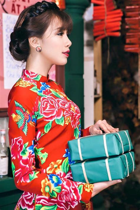 Ngắm các cô nàng hot girl khoe vẻ xinh tươi rạng rỡ với áo dài đón Xuân