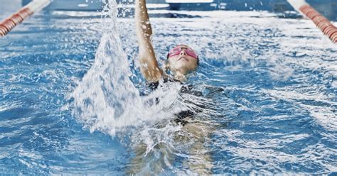 Una Persona Nadando En Una Piscina De Agua Foto Imagen De Natación En