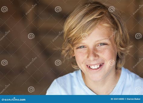 Het Jonge Gelukkige Blonde Jongenskind Glimlachen Stock Foto Image Of Buiten Persoon 33414880