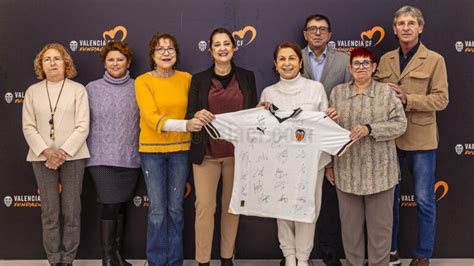 Amunt Contra el Cáncer sorteará una camiseta firmada por el Valencia