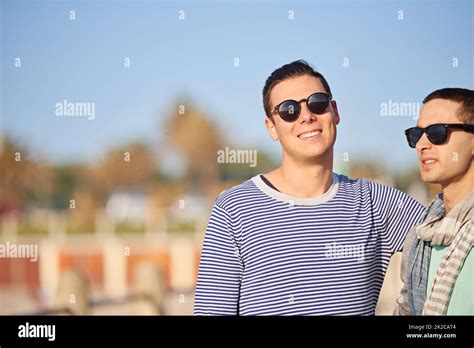 Nous Vivons Notre Vie Avec Le Rire Un Jeune Couple Gay Appr Ciant Leur Journ E Ensemble Photo