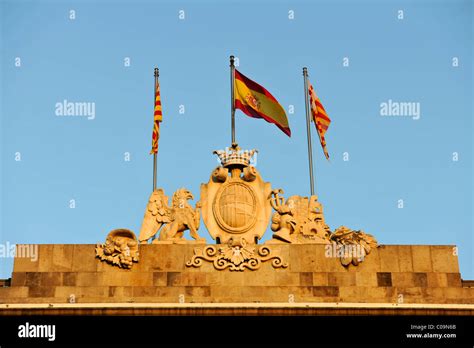 Town hall, Spanish and Catalan flag, city flag of Barcelona, Plaça de ...