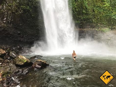 Nungnung Waterfall Bali Baden unter der kräftigen Dusche der Natur