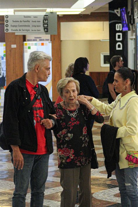 Gl Ria Menezes Faz Rar Ssima Apari O Aos Anos Ao Lado Do Filho