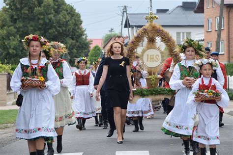 Barwne dożynki gminy Sieradz w Charłupi Małej Najpierw msza w