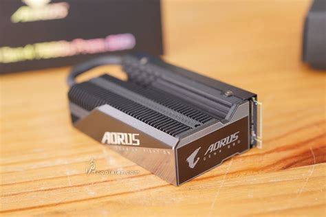 GIGABYTE AORUS Gen4 7000s Prem SSD 1TB 開箱 低溫與效能兼具 滄者極限