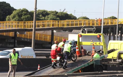 Acidente na Ponte Rio Niterói deixa motociclista morto e garupa ferido