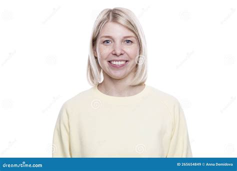 Lachende Jonge Vrouw Mooie Blonde Vrouw Met Sproeten In Een Gele Trui Optimisme En