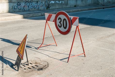 Segnali Di Rifacimento Stradale Lavori In Corso Stock Photo Adobe Stock