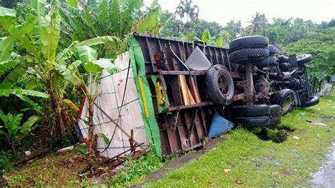 Truk Gagal Nanjak Terguling Di Tanjakan Samsam Tabanan Tribun Bali