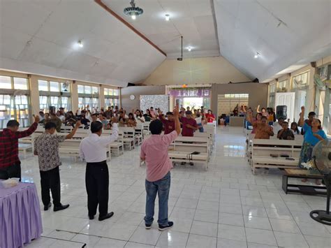 Ibadah Perayaan Paskah Di Gereja Gpt Kristus Raja Kalinona Nabire