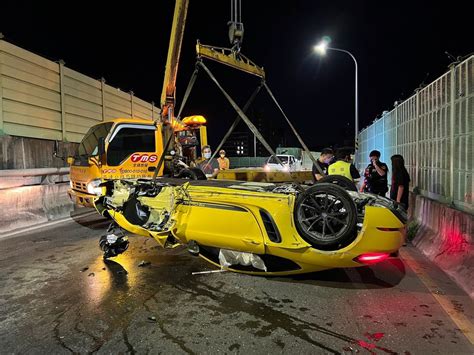 交車不到24小時就酒駕自撞翻車！348萬保時捷718 Caymant輪胎飛了 女車主傻眼