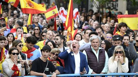 Miles De Personas Protestan Contra La Amnist A A Independentistas En