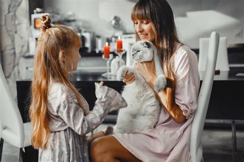 Mère Avec Fille à La Maison Photo Gratuite