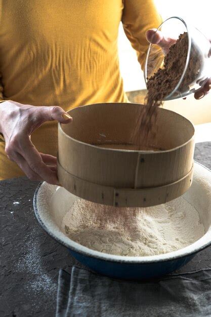 El Cacao Se Vierte De Un Recipiente A Un Tamiz Foto Premium