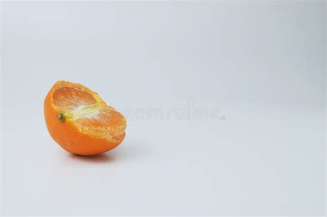 Foto De Una Naranja Pelada Con Fondo Blanco Foto De Archivo Imagen De