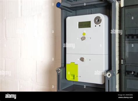 Smart meter or digital energy meter to determine household energy ...