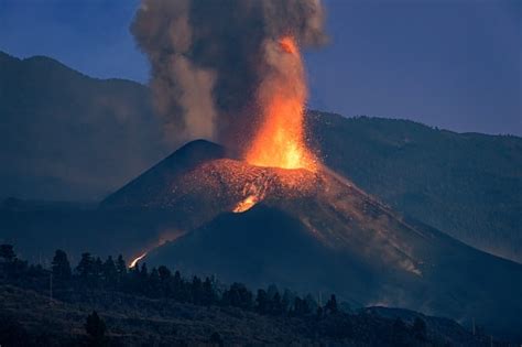 Worlds Largest Active Volcano Mauna Loa Erupts In Hawaii Report