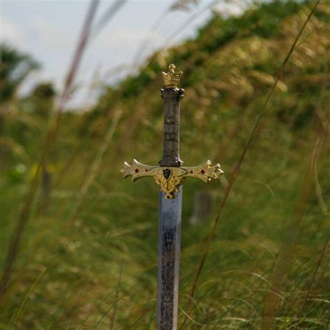 Bladed Weapons Unveiled: Understanding Glaives and Halberds – All The Differences