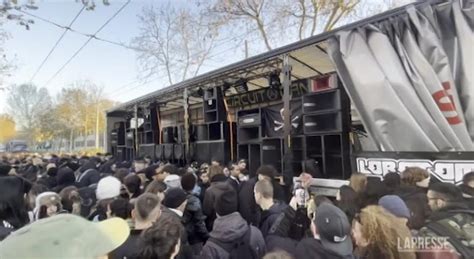 Milano Centinaia Sfilano A Ritmo Di Musica Per La Street Parade