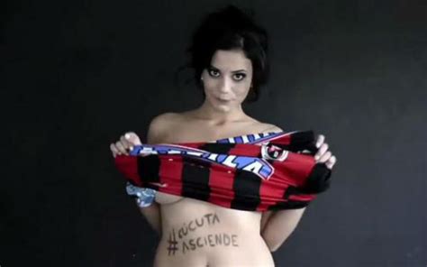 Video Gorgeous Colombian Journalist Strips Naked To Celebrate Her Team S Promotion Fanatix