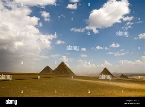 Panorama de las Grandes Pirámides de Giza tomada desde el punto de