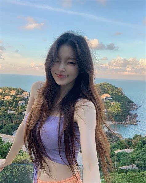 Hot girl mặc hở táo bạo khoe vòng eo rắn nước