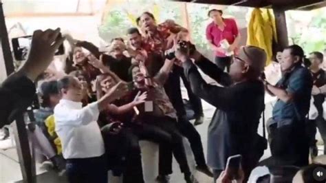 Ketika Anies Disambut Meriah Yel Yel Mahasiswa UI Terima Kasih Anies