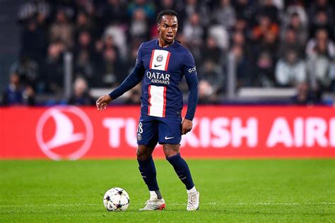 Foot Psg Psg Renato Sanches A La Cote Cest La Magie Du Mercato