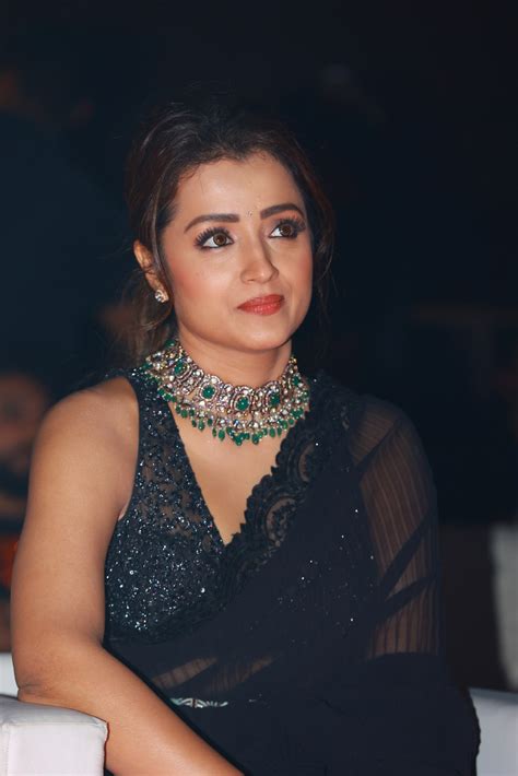 Trisha Krishnan Hot Images Actress Trisha Looks Like An Angel In Saree At Ponniyin Selvan