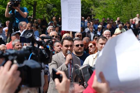 Protestuesit hedhin molotov drejt bashkisë së Tiranës shkatërrojnë