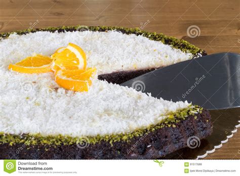 Primer De Una Torta De Chocolate Deliciosa Cortada Con Los Cocos Y Las