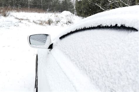 Capa De Nieve En La Ventana Del Parabrisas Del Espejo Retrovisor Del