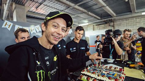 Valentino Rossi feiert 45 Geburtstag Superstar auch auf vier Rädern