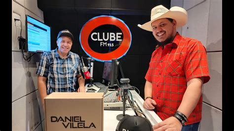 Músico Daniel Vilela faz aquela moda de viola ao vivo na Clube FM 93 5