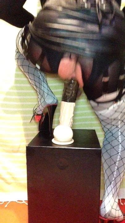 Sissy Neukt Grote Grote Dildo In Kontgaatje Uitgespreid En Uitgezet