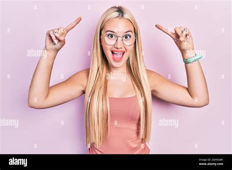 Jeune Fille Blonde Portant Des V Tements D Contract S Souriant Tonn Et Surpris Et Pointant