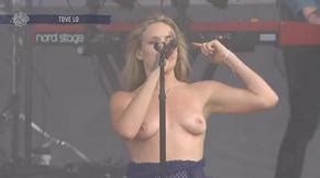 Tove Lo Topless Singer Flashes Her Tits On Stage At Llapalooza In Chicago Aznude