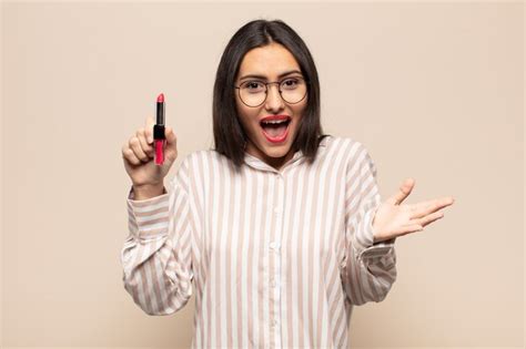 Joven latina que se siente extremadamente conmocionada y sorprendida ansiosa y en pánico con