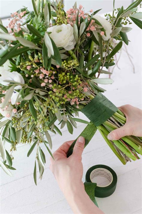 Fr Hlings Hochzeit In Wei Und Zartem Nude Mit Viel Frischem Gr N Lockeren Greenery Brautstrau