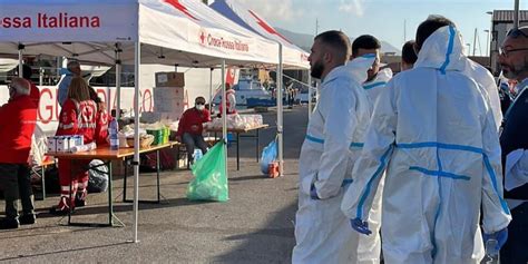 Sbarco Di Migranti A Vibo La Nave Diciotti Giunge Al Porto Con