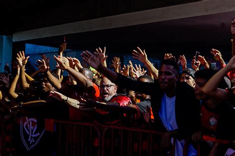 Torcedores Do Vitória Lotam Aeroporto Para Receber Os Jogadores Após O Acesso