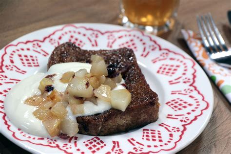 Verloren Brood Met Gebakken Peer En Veenbessen En Evas Detoxdrankje