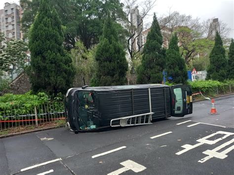 大埔道避前車扭軚失控 客貨車翻側兩人受傷 Lihkg 討論區