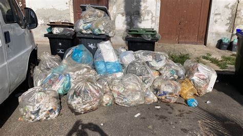 Messina Cumulo Di Rifiuti Parcheggiati A Contemplazione