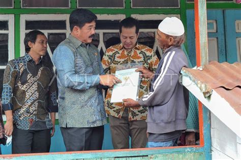 MENTERI ATR BPN BLUSUKAN SERAHKAN SERTIFIKAT TANAH ANTARA Foto