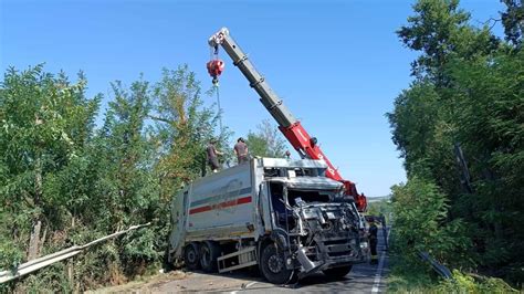 Camion Dei Rifiuti Si Ribalta Sulla Teverina Grave Il Conducente